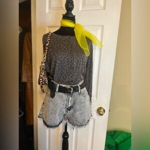 NWT‎ Romwe Women’s Acid Wash Fray Hem Grunge Shorts Size M